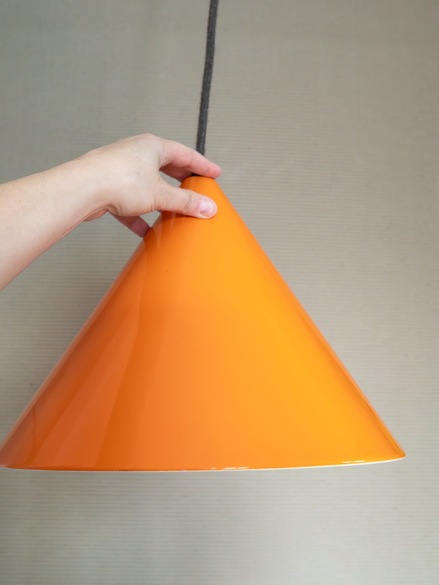 Pomarańczowa lampa Billardpendel // Louis Poulsen