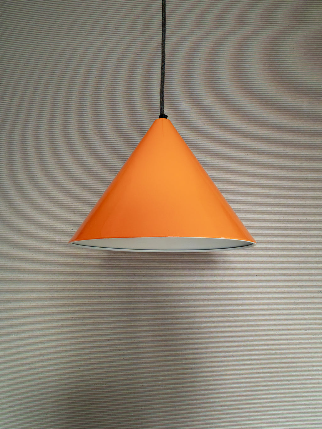 Pomarańczowa lampa Billardpendel // Louis Poulsen