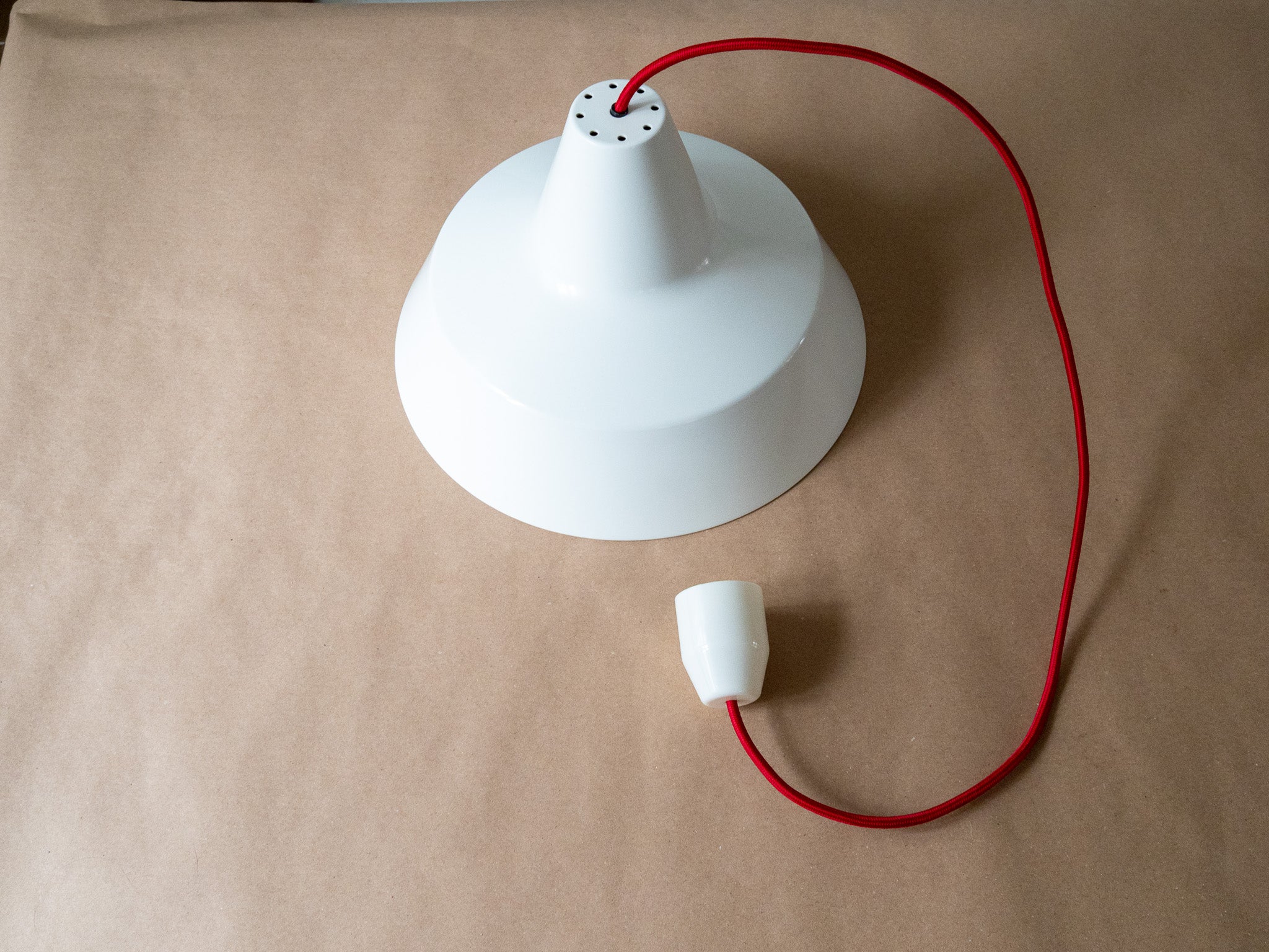Biała lampa warsztatowa // Nordisk Solar