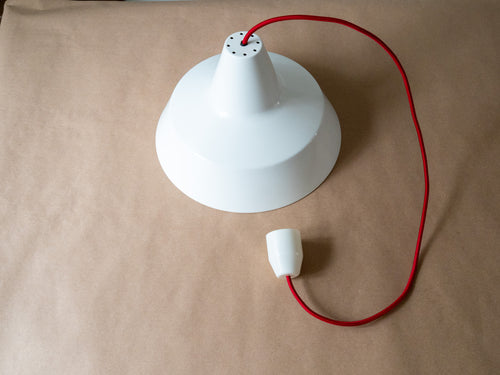 Biała lampa warsztatowa vintage Nordisk Solar, duńska lampa wisząca nad stół