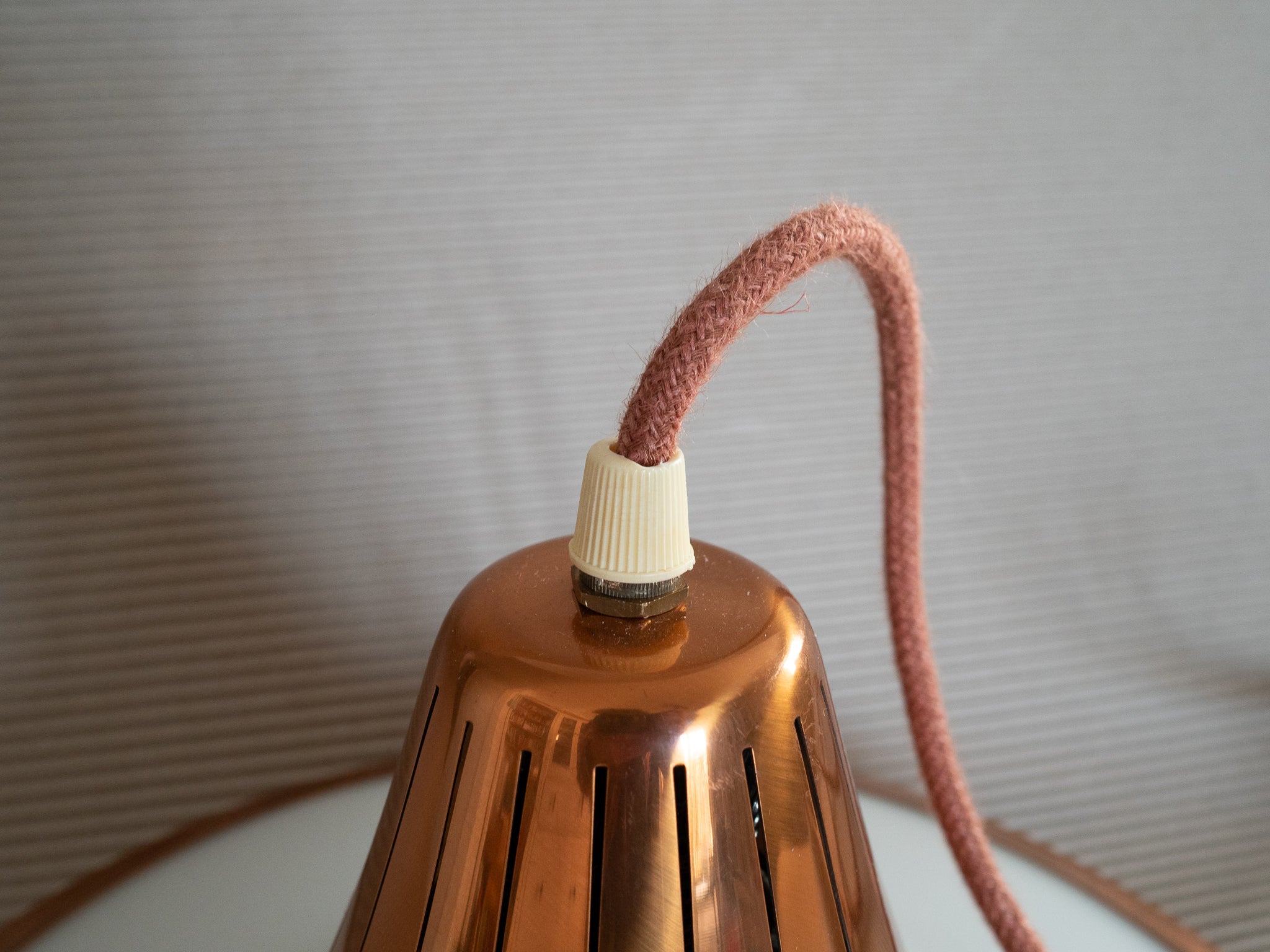 Miedziana lampa wisząca // proj. Erik Jensen // Teknika