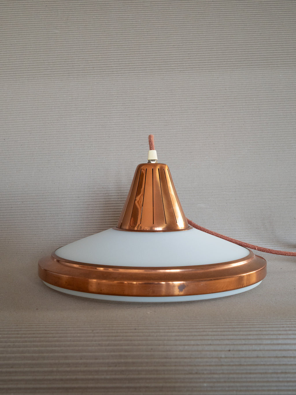 Miedziana lampa wisząca // proj. Erik Jensen // Teknika