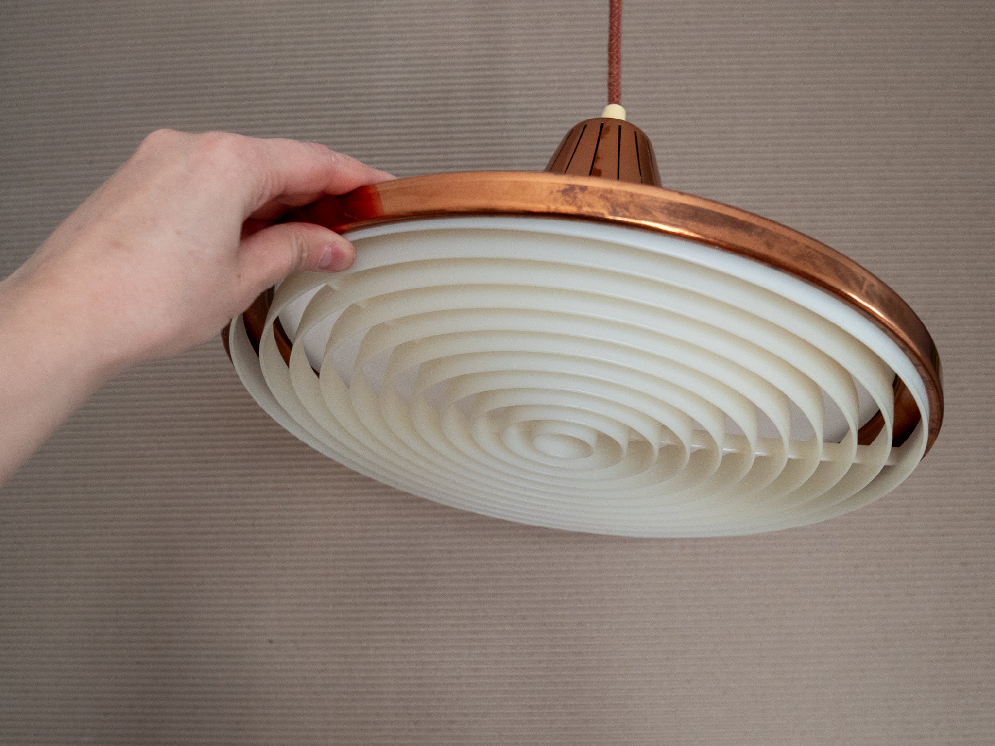 Miedziana lampa wisząca // proj. Erik Jensen // Teknika