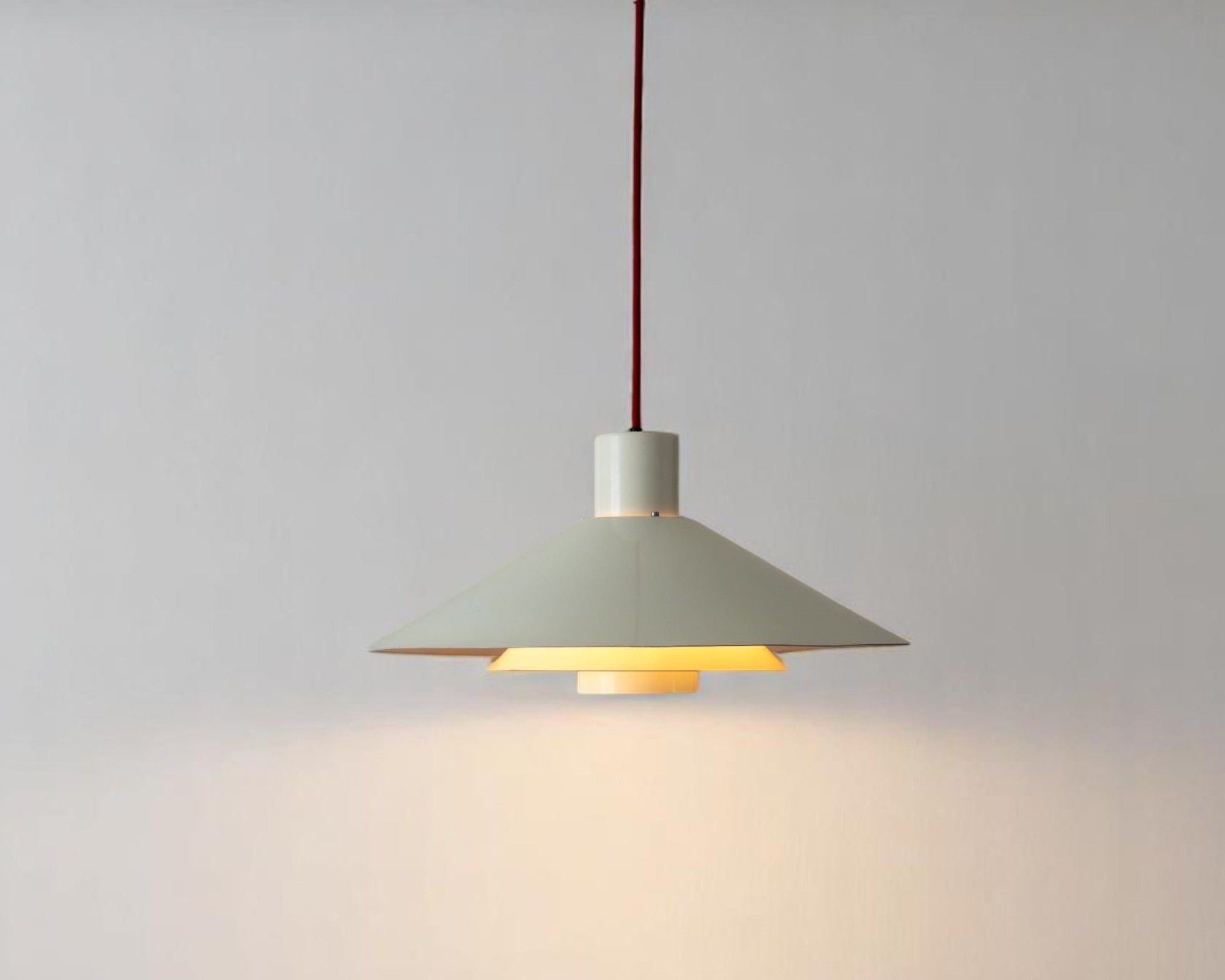 Biała lampa TRAPEZ // proj. Christian Hvidt // Nordisk Solar
